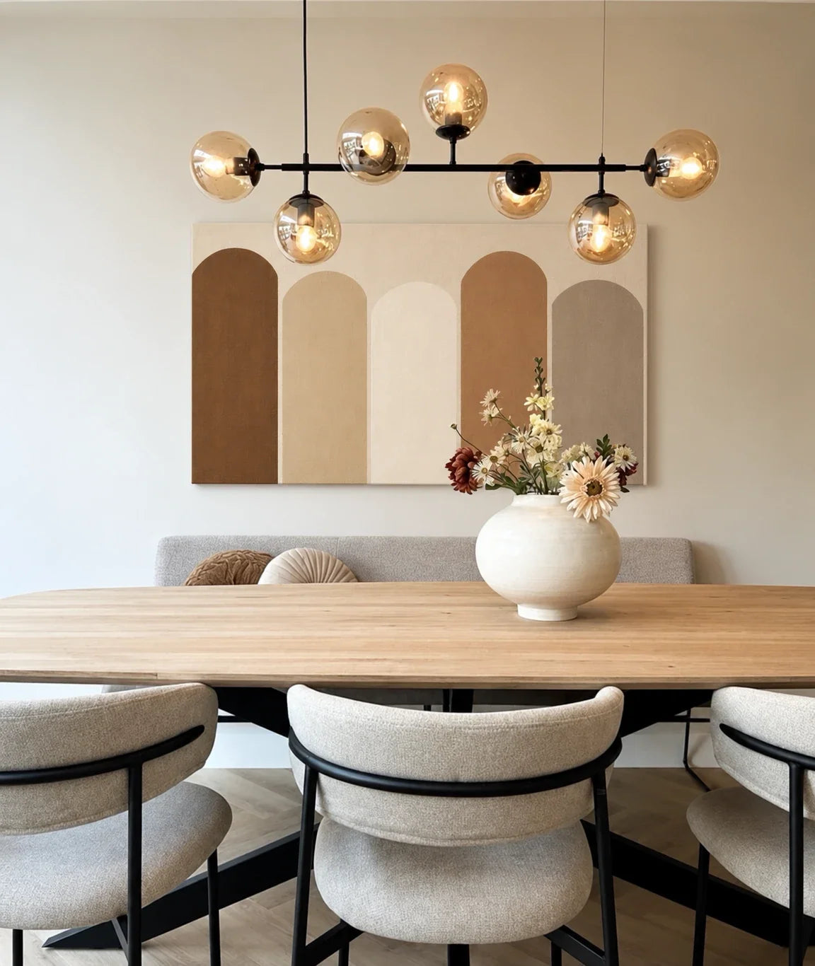 Eetkamer met eiken tafel en een breed canvas met bogen in bruin, zand en taupe