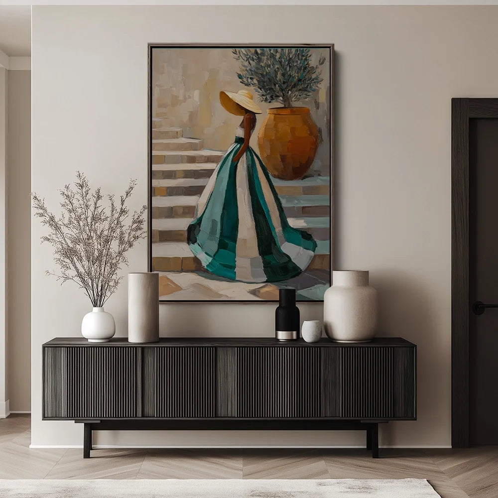 Olijftak Serene boven een zwart dressoir met vazen